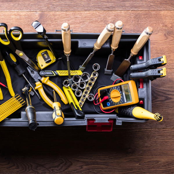 Recheckiger Werkzeugkasten mit Messtab, Zange, Schraubenzieher und vielen weiteren Werkzeugen